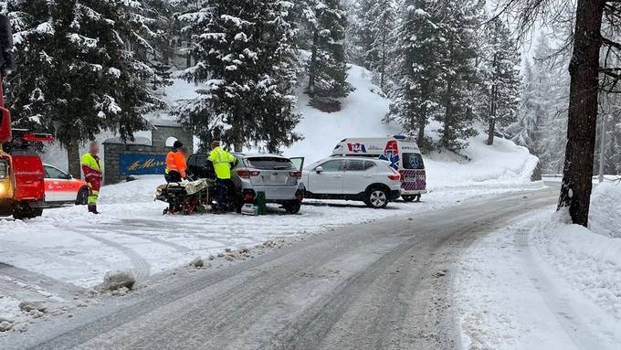Crash auf schneebedeckter Strasse – drei Verletzte im Spital