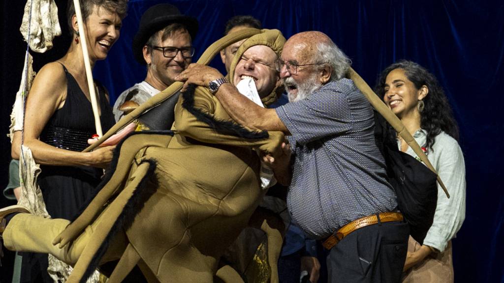 Das Schweizer Forschungsteam mit Pia Viviani, Franz Bender, Marcel van der Heijden und Atlant Bieri hat den Ig-Nobelpreis vom «echten» Nobelpreisträger Michel Mayor erhalten.