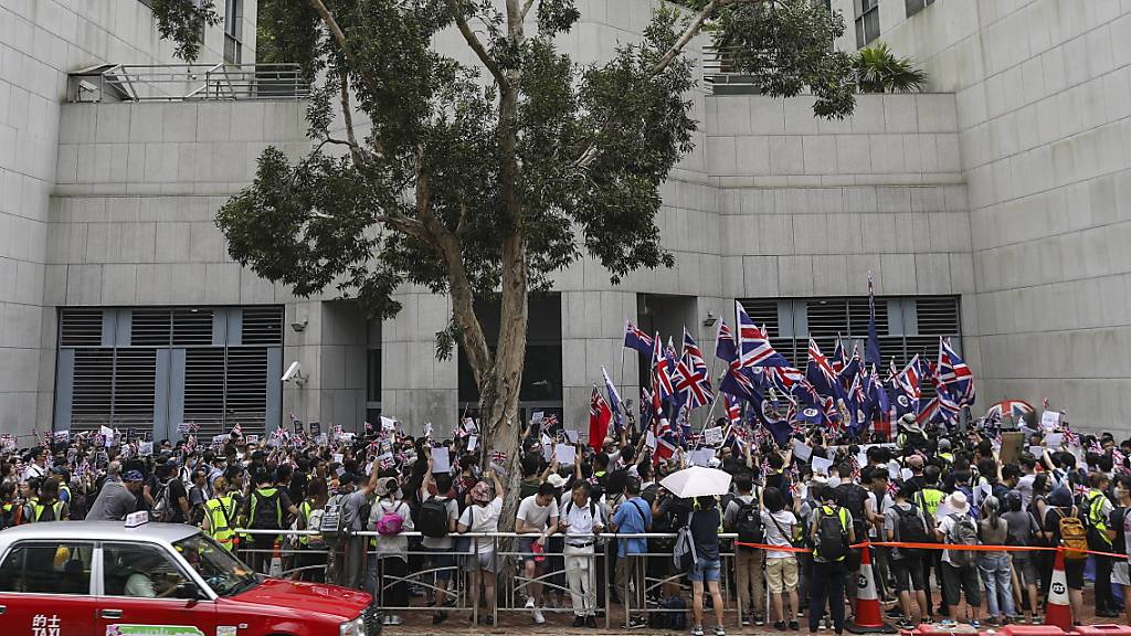 Vor dem britischen Konsulat in Hongkong riefen Regierungskritiker die frühere Kolonialmacht auf, dafür zu sorgen, dass China seine Verpflichtungen gemäss dem Rückgabeabkommen einhält, insbesondere das  Prinzip «ein Land, zwei Systeme».