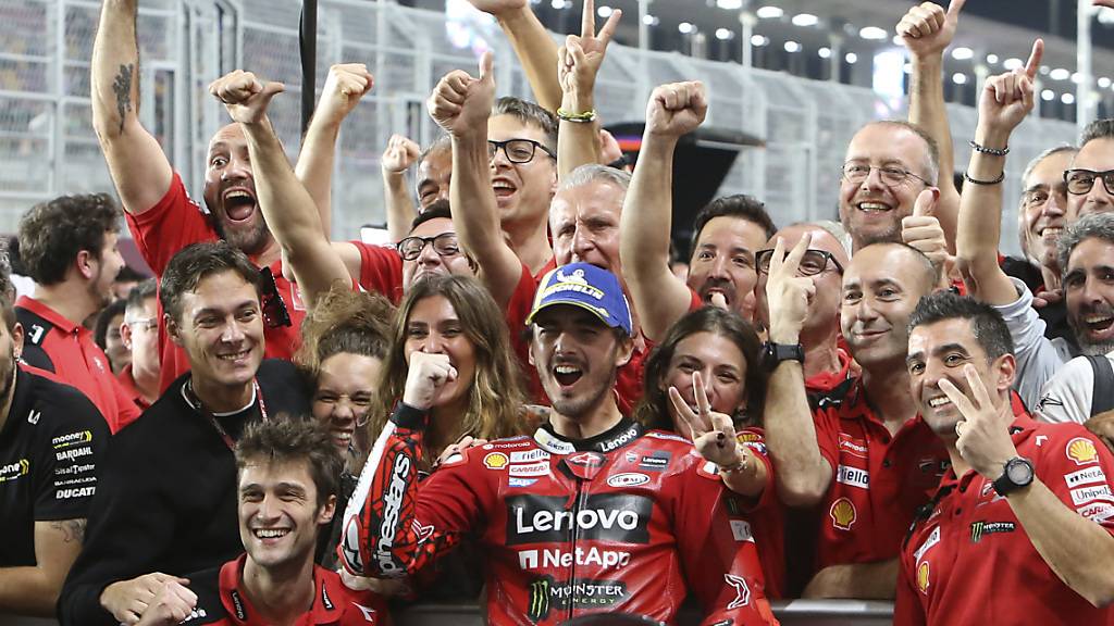 Platz 2 wie ein Sieg: Francesco Bagnaia jubelt mit seinem Team