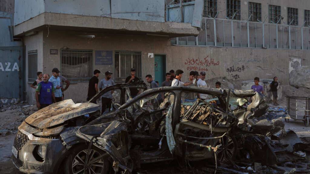 Palästinenser begutachten die Trümmer eines Autos, das bei einem israelischen Angriff getroffen wurde. Foto: Jehad Alshrafi/AP/dpa