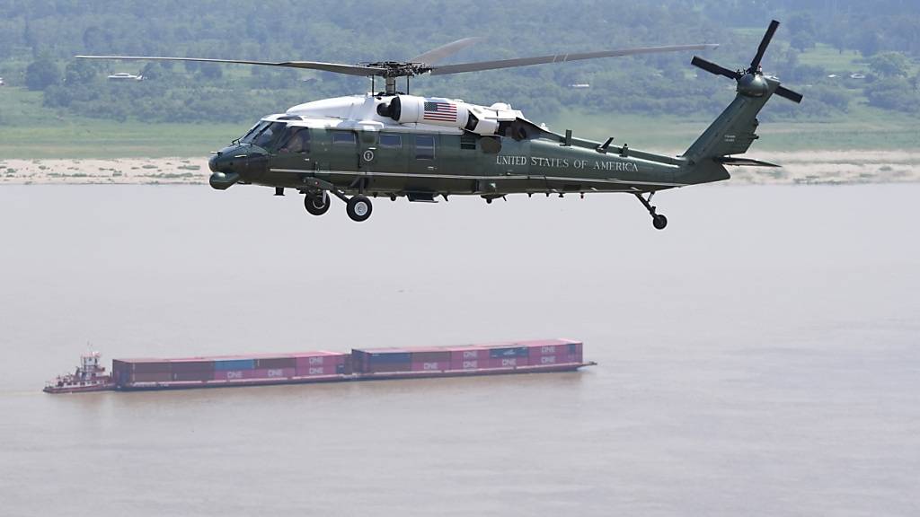 Marine One mit US-Präsident Joe Biden an Bord überfliegt den Amazonas während einer Tour. Foto: Manuel Balce Ceneta/AP/dpa