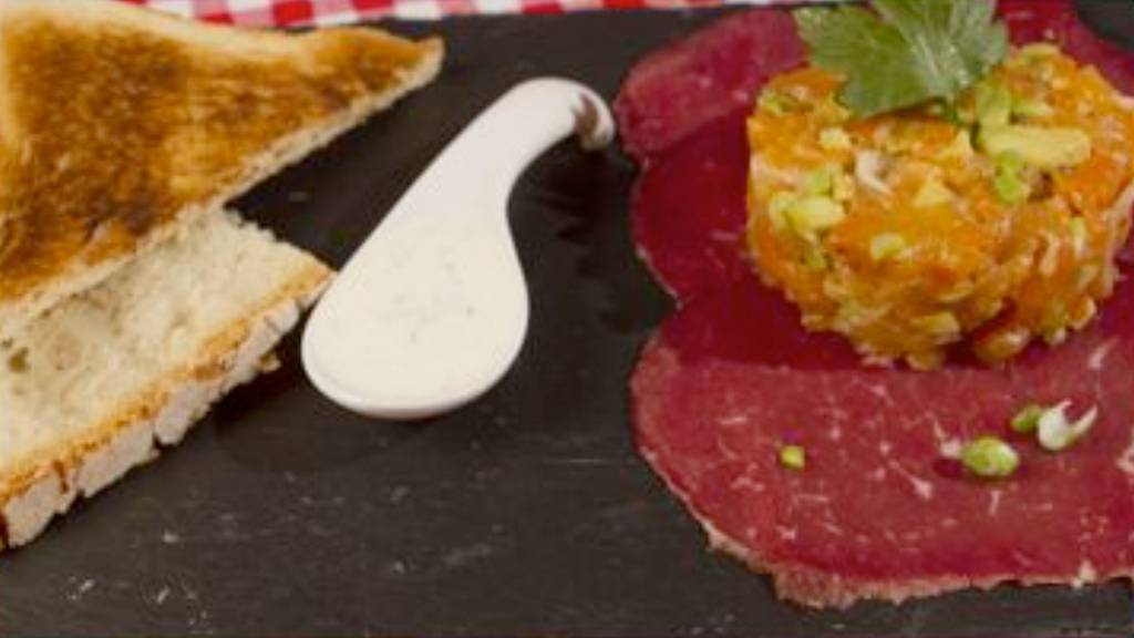 Fruchtig-sommerliches Tatar auf Carpaccio di Bresaola