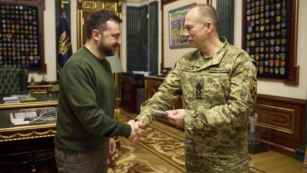 ARCHIV - Wolodymyr Selenskyj (l), Präsident der Ukraine, und Armeechef Olexander Syrskyj. Foto: Ukrainisches Präsidentialamt/Pool/Planet Pix via ZUMA Press Wire/dpa/Archivbild