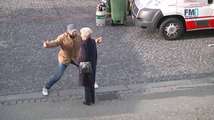 Chäller täuscht einen Banküberfall vor