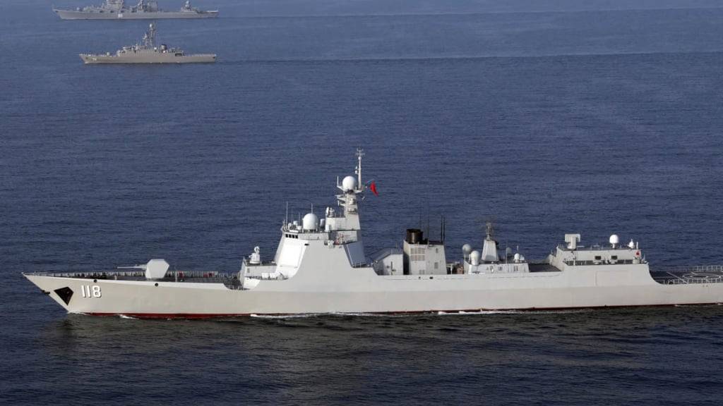 HANDOUT - Auf diesem von der iranischen Armee zur Verfügung gestellten Foto nehmen Kriegsschiffe an einer gemeinsamen Marineübung des Iran, Russlands und Chinas im Indischen Ozean teil. Rund zwei Monate nach dem Krieg mit Israel hat Irans Marine ein Großmanöver begonnen. Foto: --/AP/dpa/Archivbild