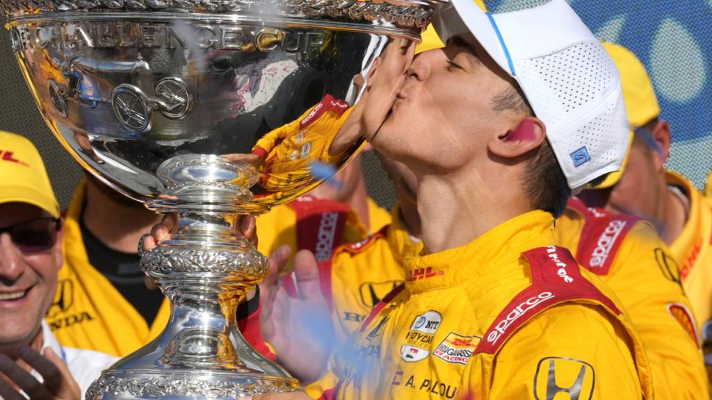 Alex Palou mit der Siegertrophäe der IndyCar Series