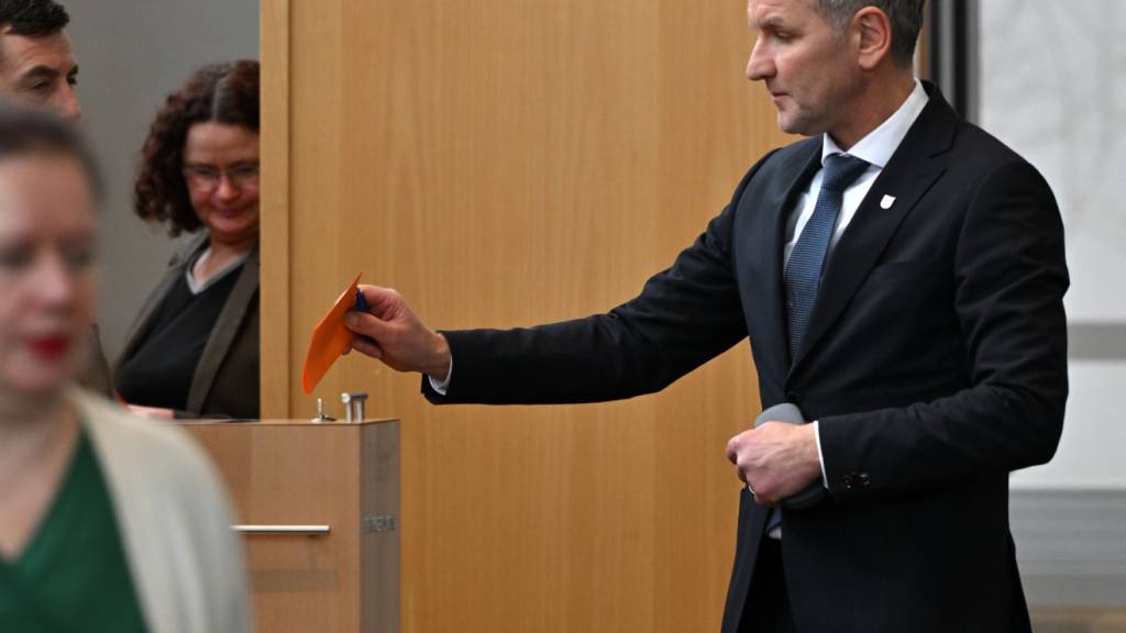 Björn Höcke, AfD-Fraktionschef, während der Wahlhandlung im Thüringer Landtag. Auf der Tagesordnung steht ein Misstrauensvotum der AfD-Fraktion gegen den Ministerpräsidenten. Der AfD-Fraktionschef trat dabei selbst als Kandidat für den Posten des Regierungschefs an und scheiterte im Landtag. Foto: Martin Schutt/dpa