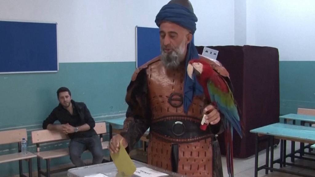 Mit dem Papagei zur Wahlurne: Kuriose Szenen aus der Türkei
