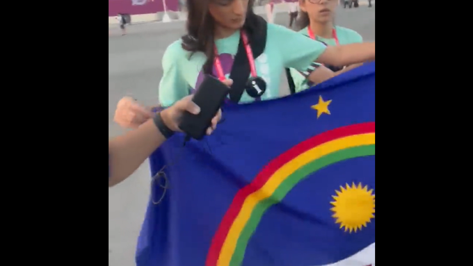 Katarer schändet Flagge – weil er sie mit Pride-Fahne verwechselt