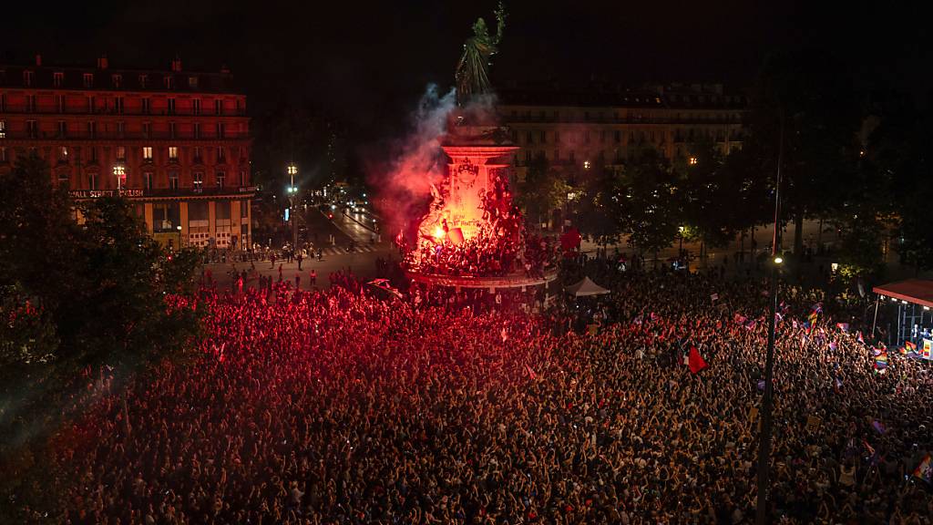 dpatopbilder - Menschen versammeln sich auf dem Platz der Republik. Foto: Louise Delmotte/AP/dpa