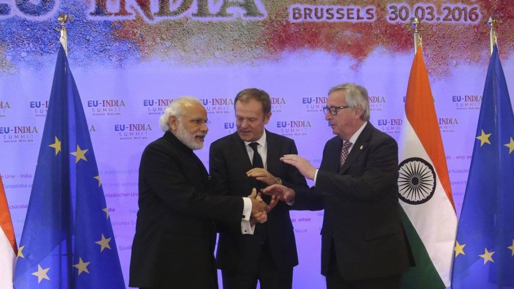 Indiens Premier Modi (l.) mit den EU-Vertretern Tusk (Mitte) und Juncker (r.).