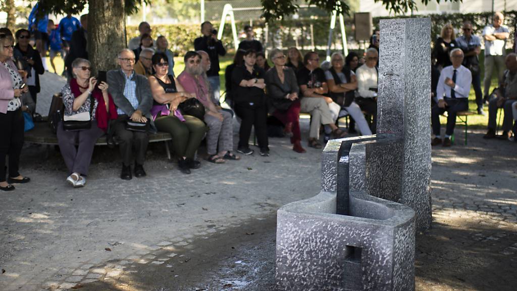 In St. Gallen erinnert seit 2019 ein Brunnen an die Opfer von administrativen Zwangsmassnahmen. Nun werden weitere Untersuchungen verlangt. (Archivbild)