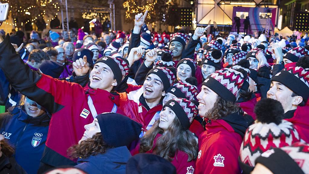 Noch ein letztes Selfie: Junge Sportler aus aller Welt feiern sich bei der Schlussfeier der Olympischen Jugend-Winterspiele in Lausanne.