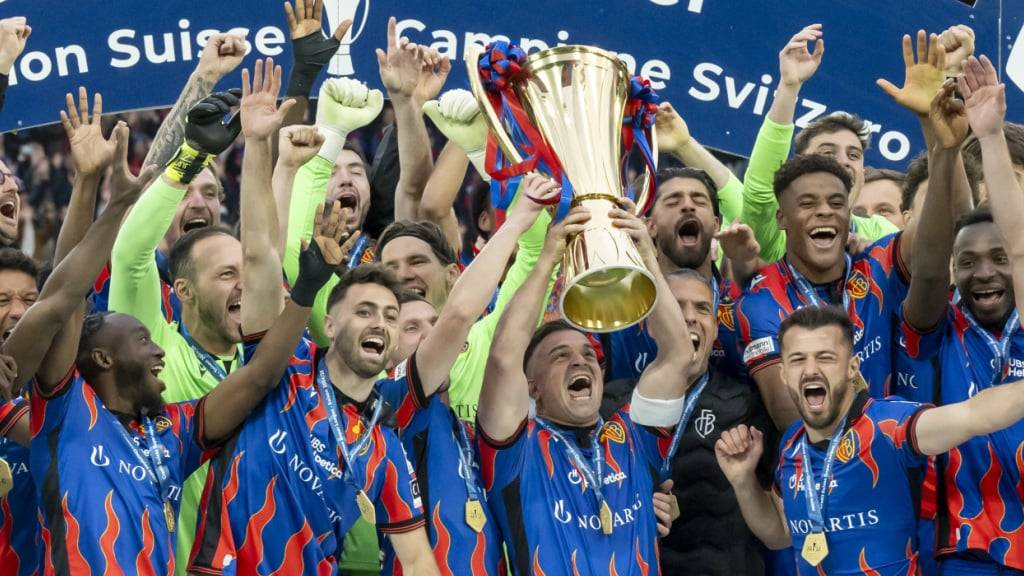 FCB-Kapitän Xherdan Shaqiri stemmt im St. Jakob-Park den Meisterpokal in die Höhe.