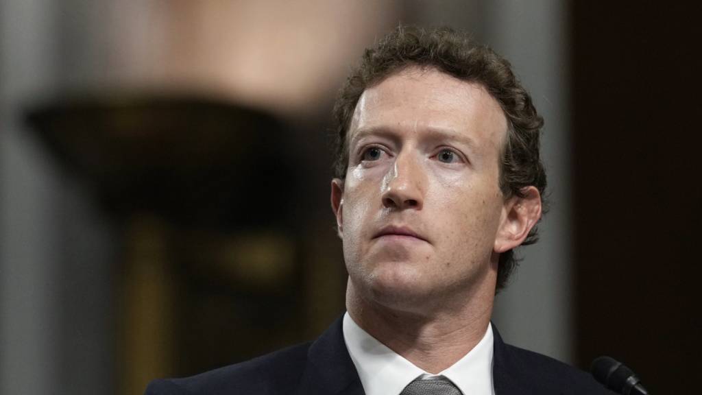 Facebook-Gründer Mark Zuckerberg hatte über Jahre versucht, virtuelle Realität (VR) als nächste Computer-Plattform zu etablieren. Aus Kostengründen gibt er das nun auf. (Archivbild)