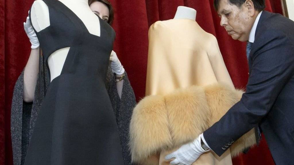 Zwei der Kleider, die Hubert de Givenchy entworfen und Audrey Hepburn getragen hat in der Dreifachausstellung «Une élégante amitié» in Morges.