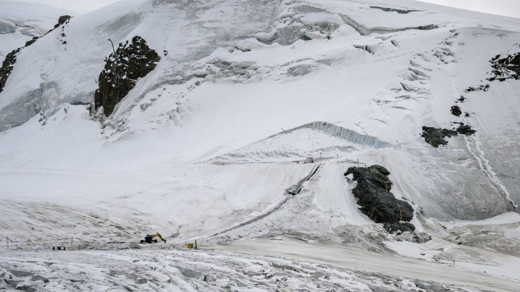 Baggerarbeiten auf dem Theodulgletscher in Zermatt. Ein Teil der Installationen für den Ski-Weltcup in Zermatt liegt laut der Walliser Baukommission auf geringer Fläche ausserhalb des genehmigten Skigebiets.