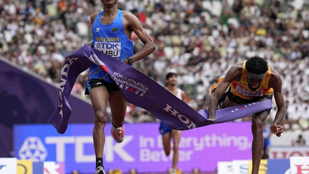 Alphonce Simbu beim Zielsprint in Tokio, der ihm vor einem Jahr WM-Gold vor dem Deutschen Amanal Petros einbrachte. Ab 2030 soll der Marathon nicht mehr im Rahmen der Leichtathletik-WM ausgetragen werden
