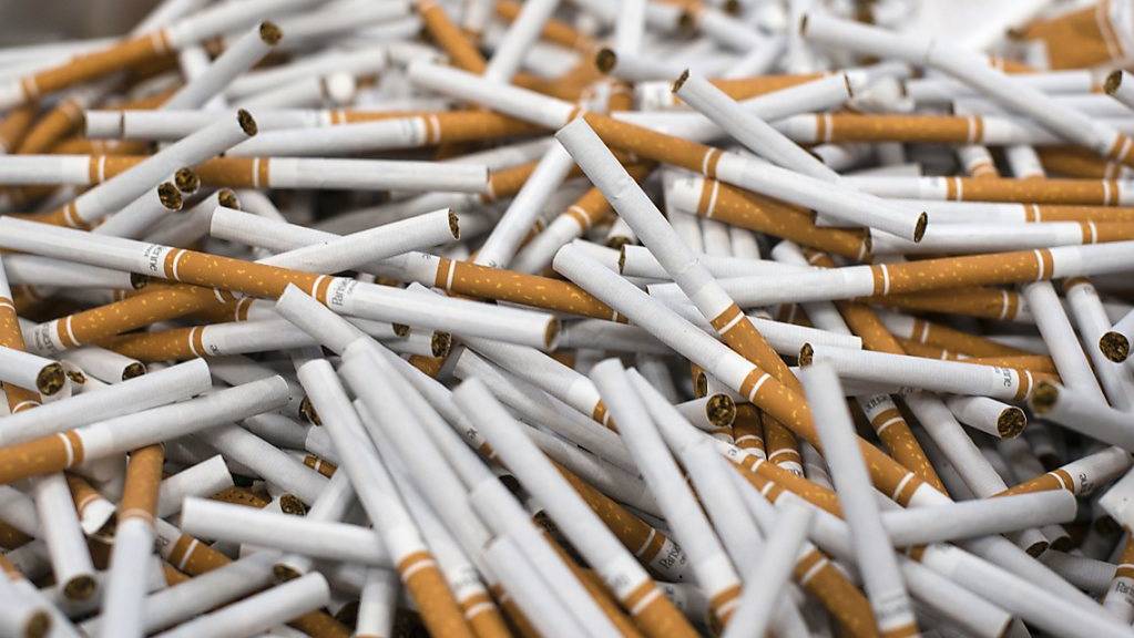 Der Tabakkonzern British American Tobacco (BAT) will aufgrund des rückläufigen Zigarettenabsatzes in seinen Hauptmärkten 2300 Stellen streichen. (Archiv)