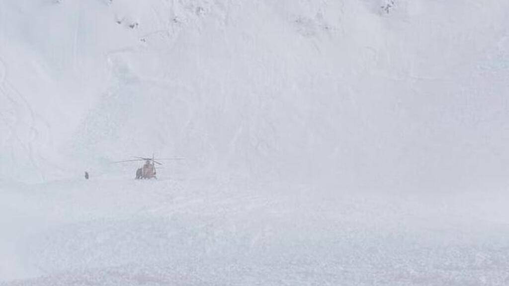 Am Nordhang im Gebiet Gemsstock ob Andermatt verschüttete eine Lawine am Donnerstag zwei Skifahrer.