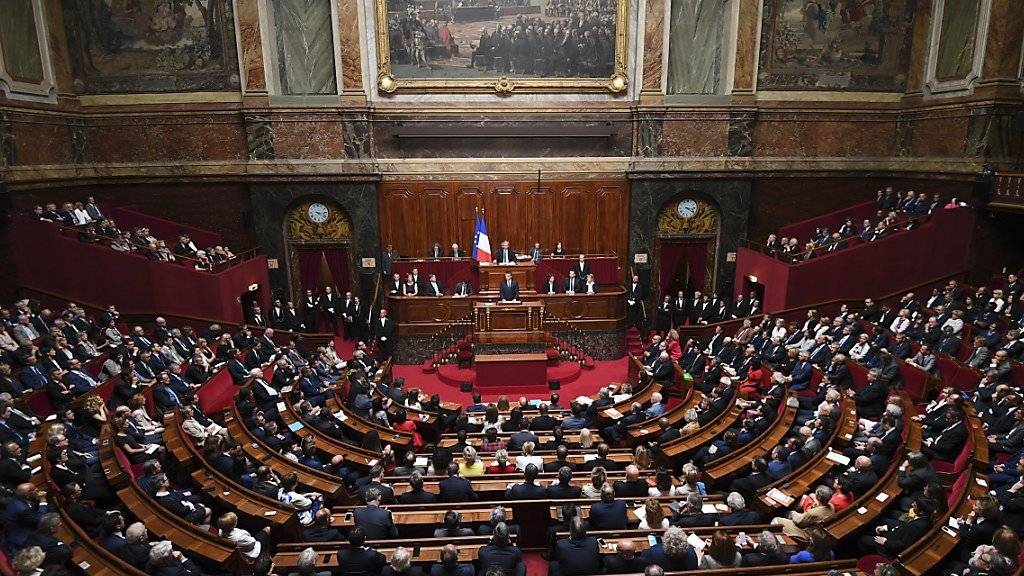 Präsident Macron hält eine Rede vor dem Parlament - und erläutert dabei, dass er dieses verkleinern möchte.