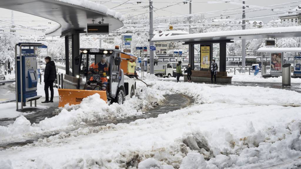 Ein Schneeräumungsfahrzeug im Einsatz beim verschneiten Central am Freitag in Zürich. Die VBZ haben den Betrieb eingestellt.