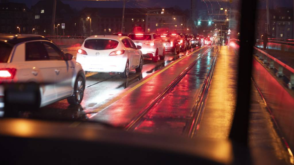 Benzinbetriebene Personenwagen sind auf Schweizer Strassen auch 2025 weiter in der Mehrheit. (Archivbild)