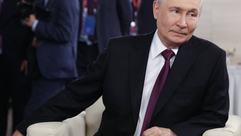 Der russische Präsident Wladimir Putin sitzt vor der Plenarsitzung des Östlichen Wirtschaftsforums. Foto: Vyacheslav Prokofyev/Pool Sputnik Kremlin via AP/dpa/Archivbild
