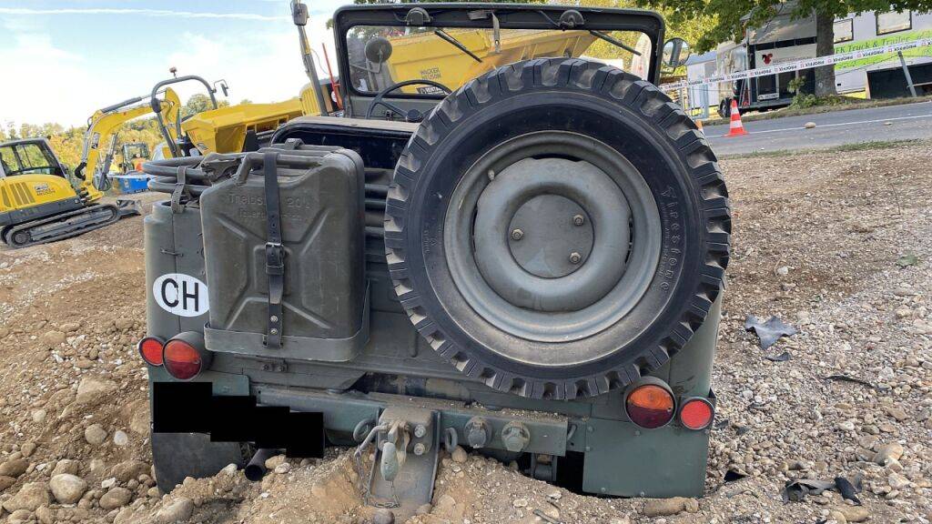 Ein alkoholisierter Fahrzeuglenker fuhr mit seinem Jeep auf der Baustelle der Velocross-Piste an der Landskronstrasse in Aesch, um eine Runde zu drehen und blieb stecken.