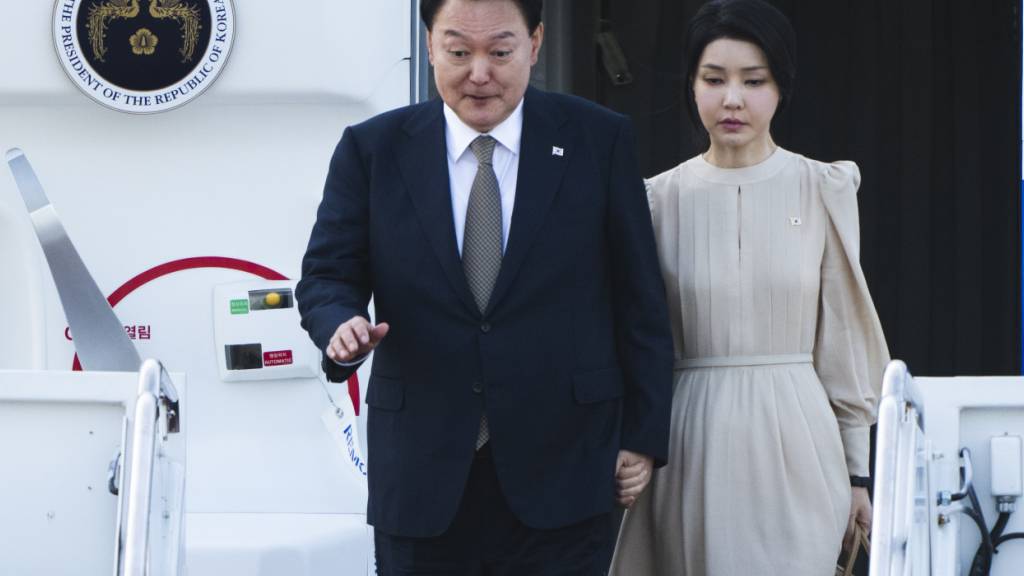 ARCHIV - Yoon Suk Yeol (l), Ex-Präsident von Südkorea, neben seiner Frau Kim Keon Hee (Archivbild). Foto: Manuel Balce Ceneta/AP/dpa