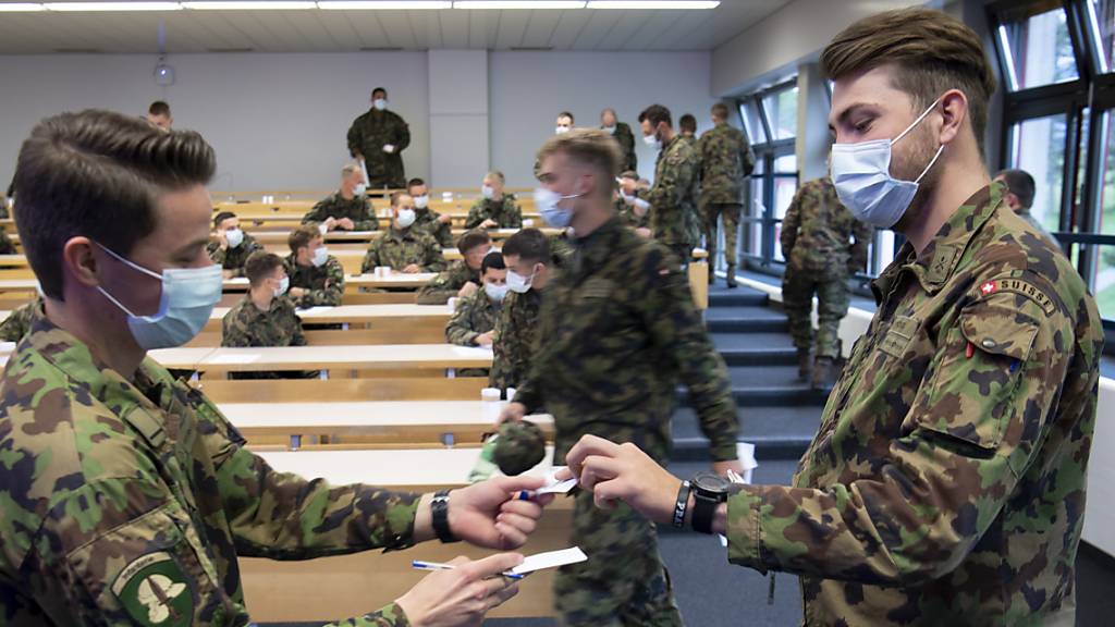 Armeeangehörige testen die Corona-Warn-App DP-3T. Der Ständerat fordert gesetzliche Grundlagen für die App und Mitsprache für das Parlament. (Archivbild)