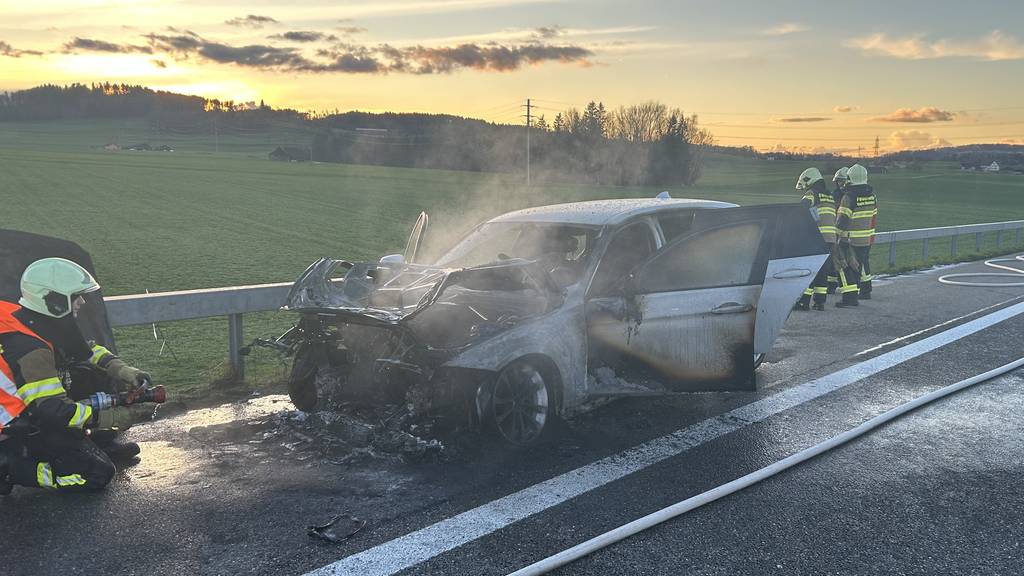 Auto brennt auf Autobahn aus
