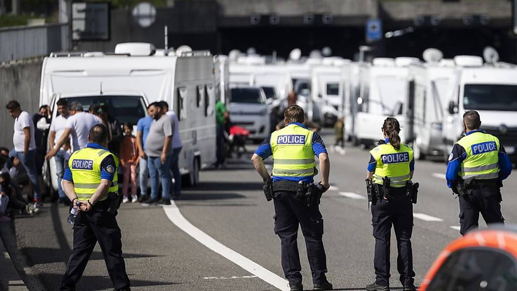 Kein Weiterkommen: Die Kantonspolizei Wallis blockierte einen Konvoi von Wohnwagen von Fahrenden auf der Autobahn A9.