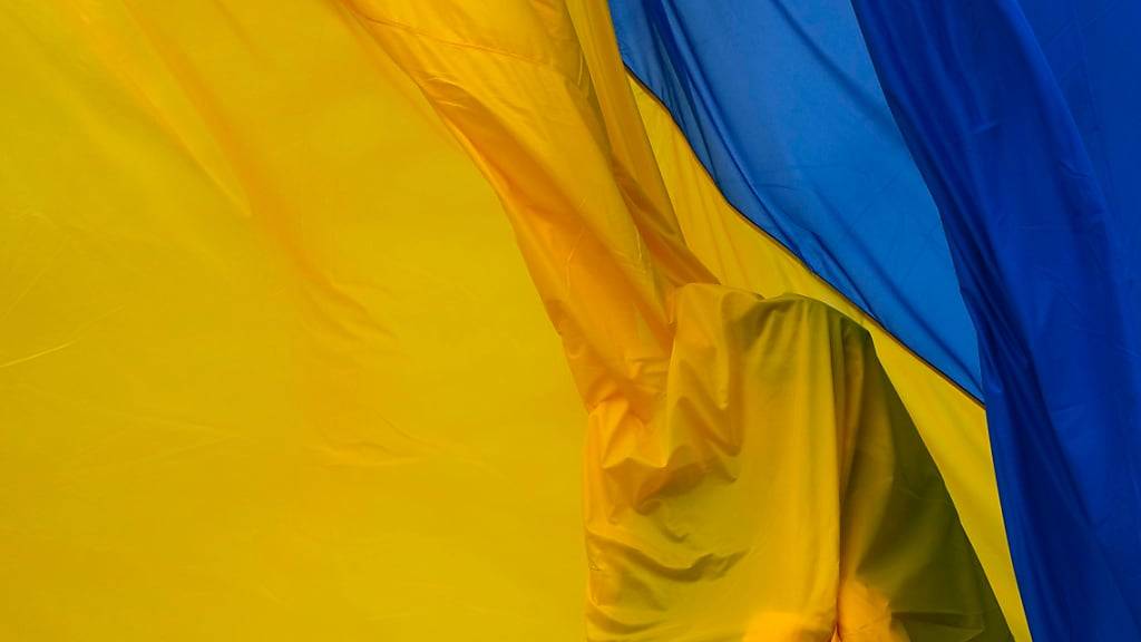 ARCHIV - Soldaten der ukrainischen Ehrengarde nehmen an einer Zeremonie zum Hissen der Nationalflagge während einer Gedenkveranstaltung teil. Foto: Efrem Lukatsky/AP/dpa