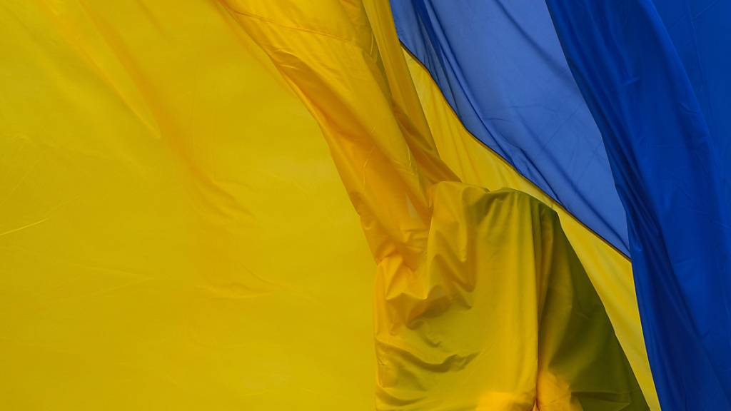 ARCHIV - Soldaten der ukrainischen Ehrengarde nehmen an einer Zeremonie zum Hissen der Nationalflagge während einer Gedenkveranstaltung teil. Foto: Efrem Lukatsky/AP/dpa