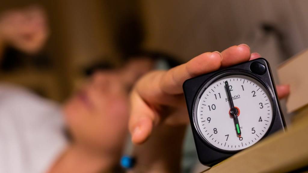 Frauen benutzen die Schlummertaste laut Studie ein wenig häufiger als Männer. (Archivbild)