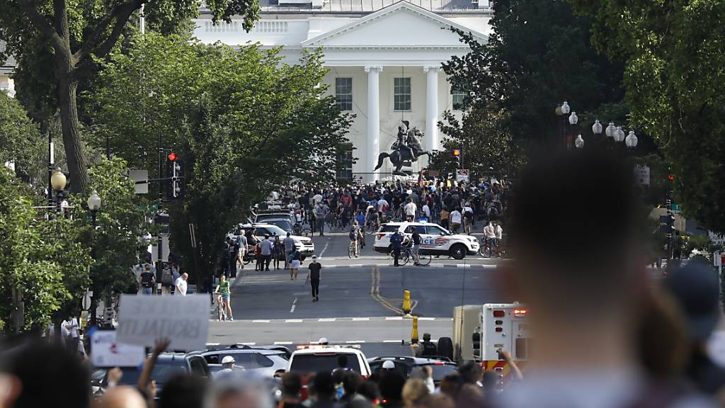 Auch nach Inkrafttreten einer Ausgangssperre haben Demonstranten vor dem Weissen Haus in Washington protestiert - dort wurden unterdessen die Sicherheitsvorkehrungen aufgestockt.