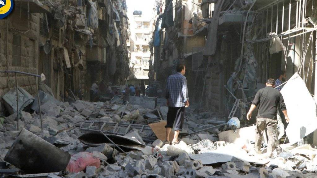 Dieses Foto einer Hilfsorganisation zeigt das Ausmass der Zerstörung nach schweren Luftangriffen auf Aleppo. Doch die Hoffnung auf Hilfe für die Menschen schwindet. (Archiv)