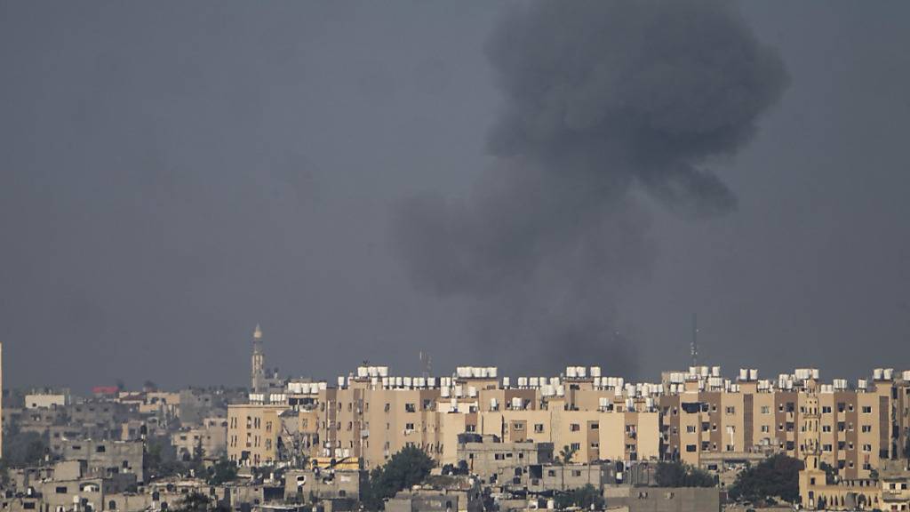 Rauch steigt nach einem israelischen Luftangriff im Gazastreifen auf- vom Süden Israels aus gesehen. Foto: Ariel Schalit/AP/dpa