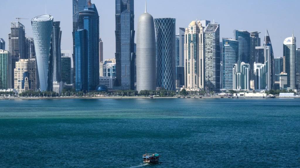 ARCHIV - Ein Boot fährt vor der Skyline von Doha (Katar) vorbei. Foto: Bernd von Jutrczenka/dpa/Symbolbild