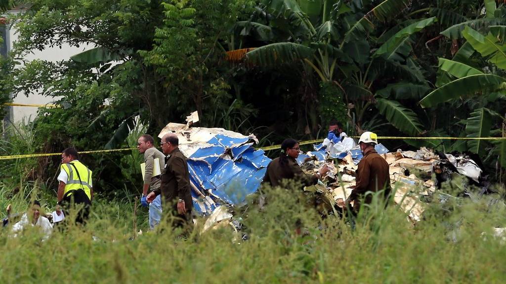 epa06748100 Policemen and soldiers guard the wreckage of the Boeing-737 that crashed shortly after take off at the Jose Marti International Airport in Havana, Cuba, 18 May 2018. Three people survived the plane crash of a Boeing 737 of Cubana de Aviacion with 104 passengers on board that had just taken off heading to the Holguin province at the east of the island.