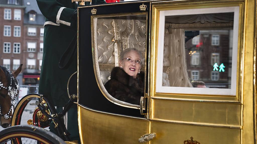 Die dänische Königin Margrethe II. in einer goldigen Kutsche unterwegs in der Hauptstadt Kopenhagen.