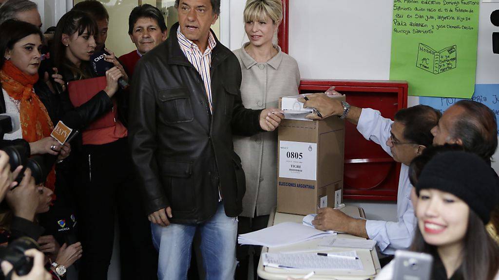 Favorit Daniel Scioli bei seiner Stimmabgabe in Buenos Aires