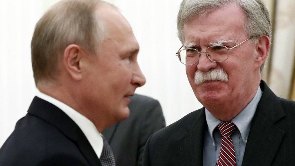 Die Präsidenten Russlands und der USA planen für das nächste Jahr zwei Gipfel, wie US-Sicherheitsberater John Bolton (l.) nach einem Treffen mit Kremlchef Wladimir Putin (r.) ankündigte.
