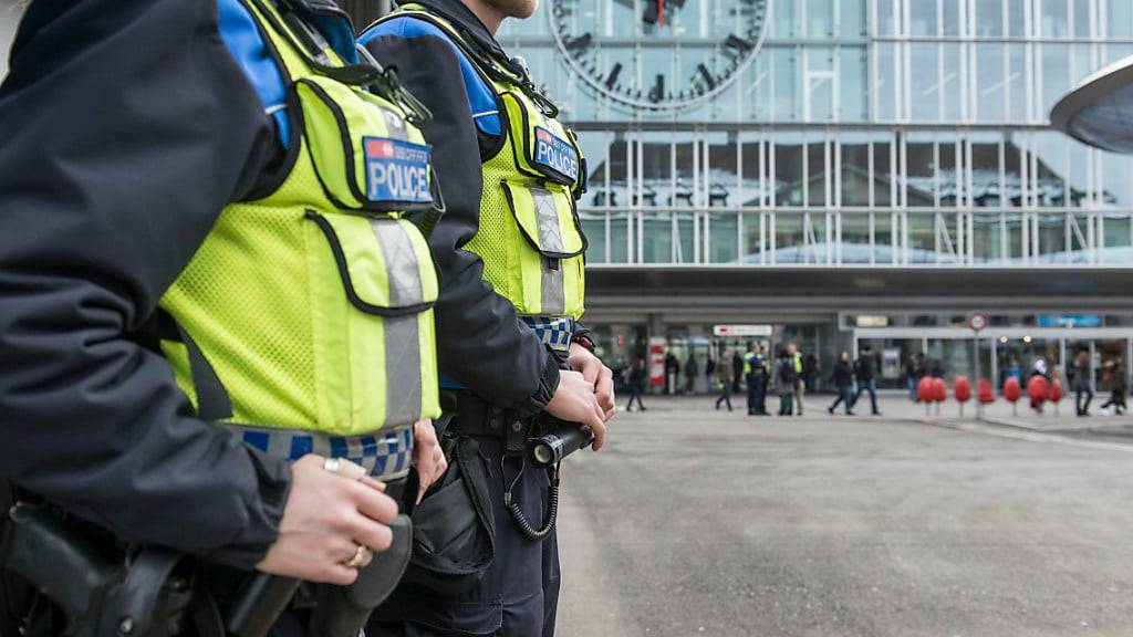 Am Bahnhof Aarau sind am Abend des Stephanstags bei Streitigkeiten zwischen jungen Männern vier Personen verletzt worden. (Archivbild)