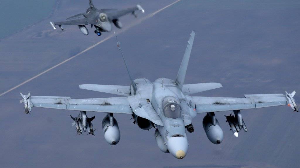 Kanadischer Kampfjet (vorne) bei einem NATO-Einsatz: Kanada hat seinen Kampfeinsatz gegen die IS-Terrormiliz im Irak beendet. Unterstützende Flugzeuge bleiben aber in der Region. (Archivbild)