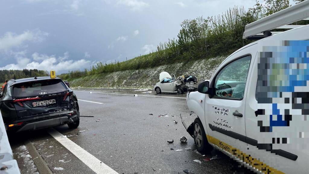 Auf der A1 bei Bertschikon (Gemeinde Wiesendangen) wurden am Donnerstagmittag fünf Personen verletzt, eine davon schwer.