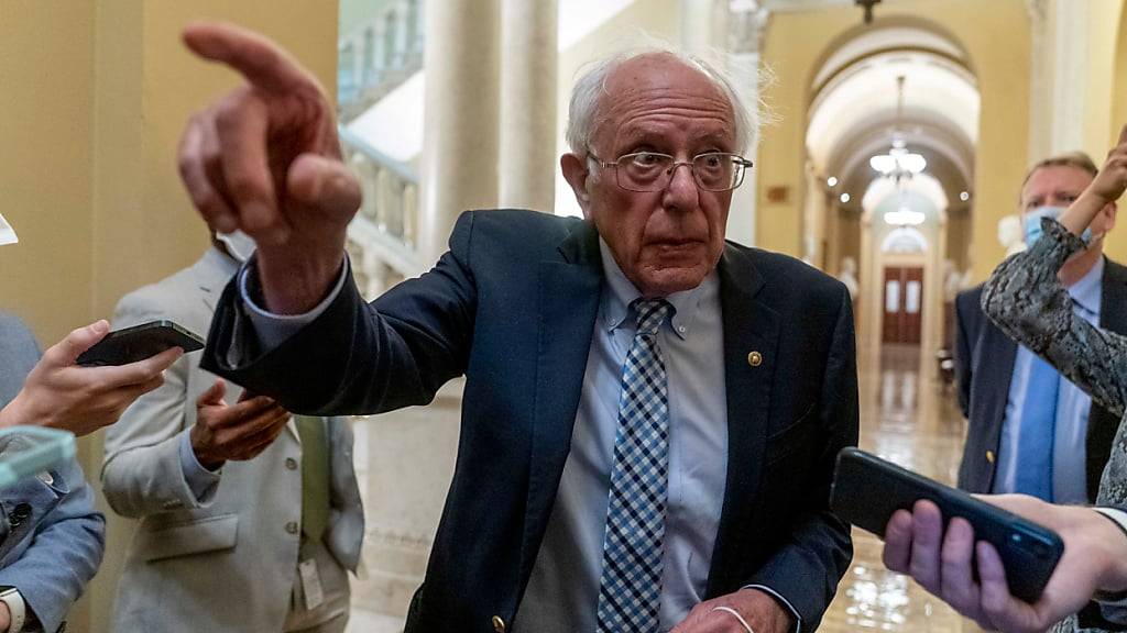 ARCHIV - Senator Bernie Sanders spricht zu Reportern auf dem Capitol Hill in Washington. Foto: Andrew Harnik/AP/dpa