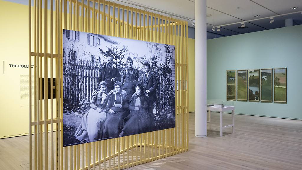 Die neue Daueraustellung «Kosmos Klee. Die Sammlung» zeigt grosse Fotos von Paul Klee.